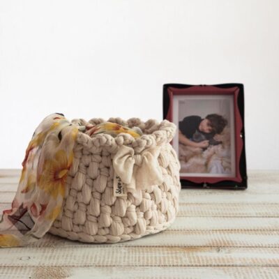 סלסילת עגולה סרוגה מחוטי טריקו בצבע ניוד טבעי || דגם פרח