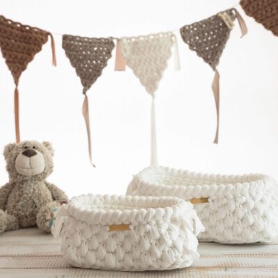 סלסילה מלבנית סרוגה מחוטי טריקו בצבע לבן